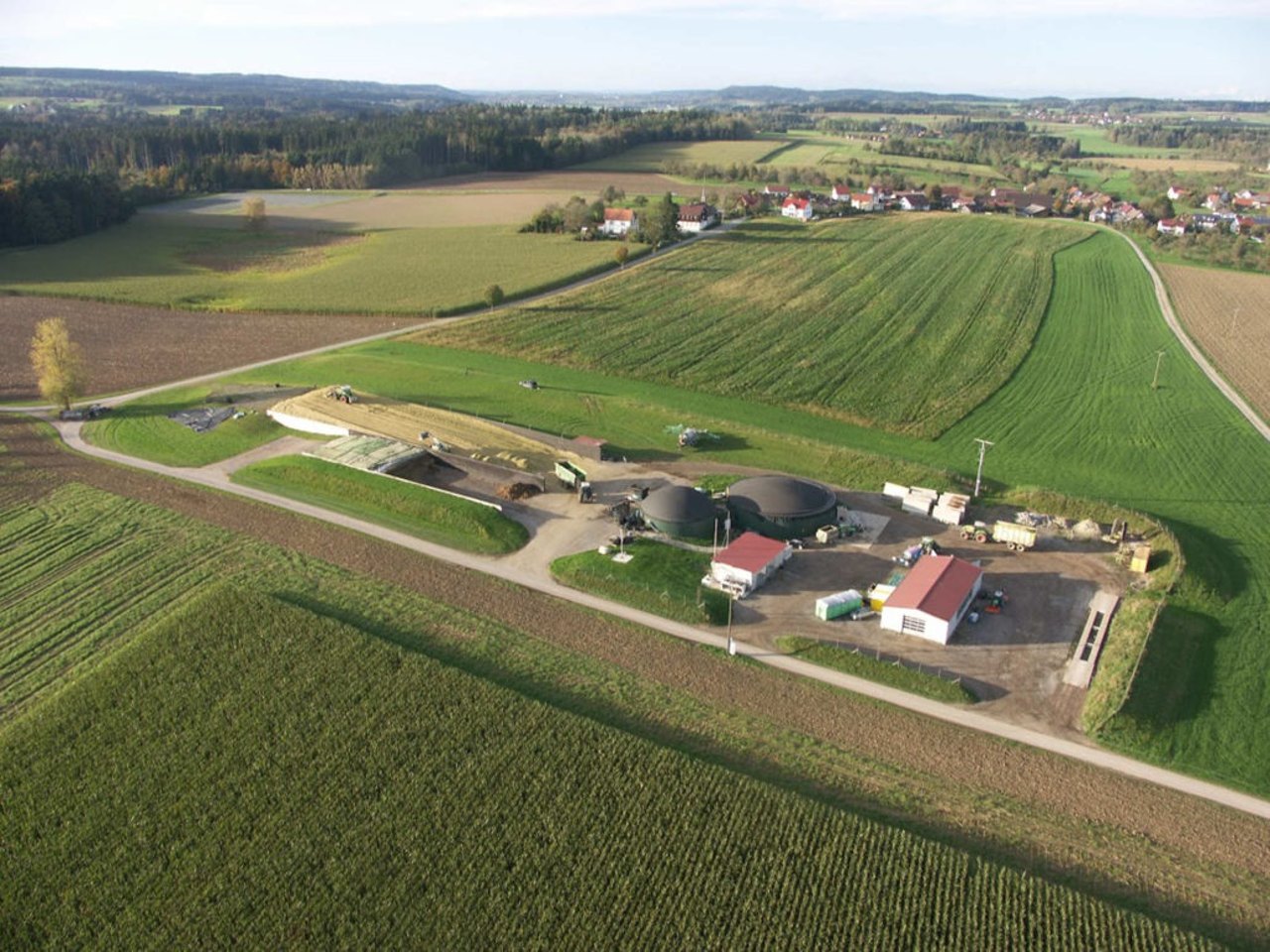 Landwirtschaftlicher Betrieb mit Biogasanlage – moderne Agrarstruktur aus der Vogelperspektive