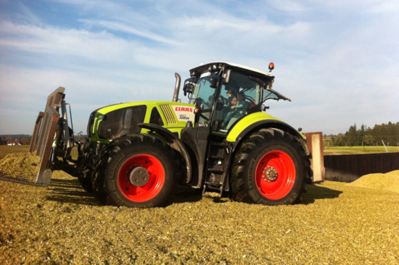 Traktor bei der Feldarbeit – effiziente Landwirtschaft durch professionelle Beratung